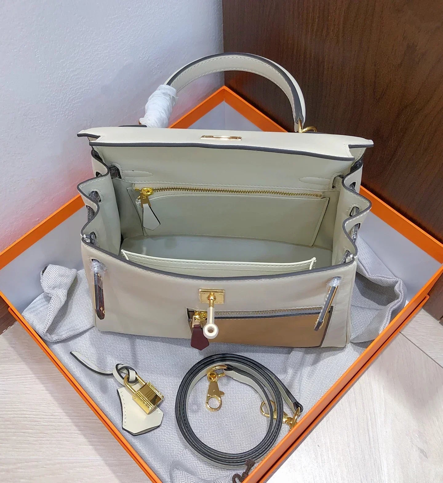 Colormatic Kelly 25 Nata Swift Gold Hardware